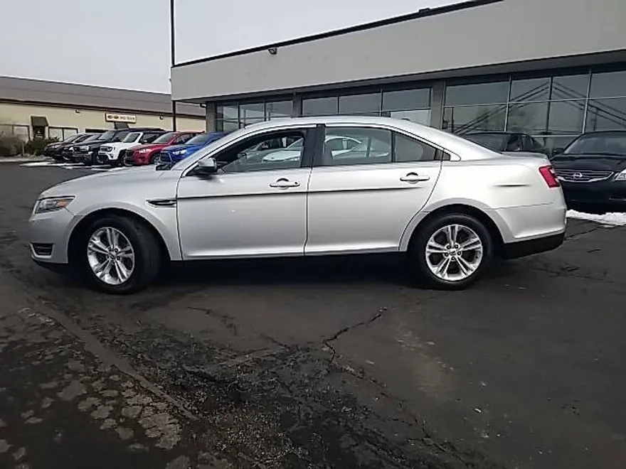 2018 Ford Taurus SEL photo 1