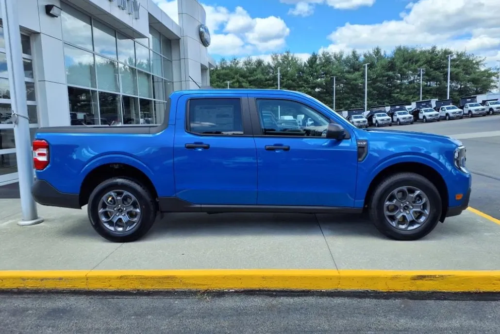 2025 Ford Maverick XLT photo 1