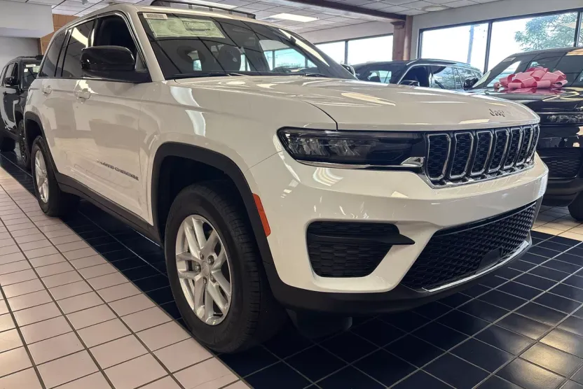 2025 Jeep Grand Cherokee Laredo photo 1