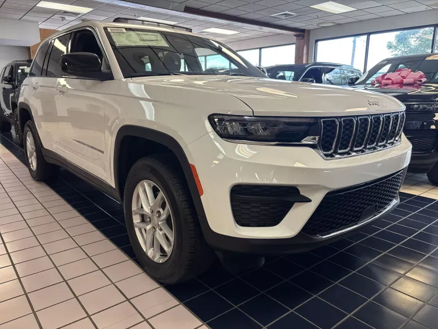 2025 Jeep Grand Cherokee Laredo photo 1
