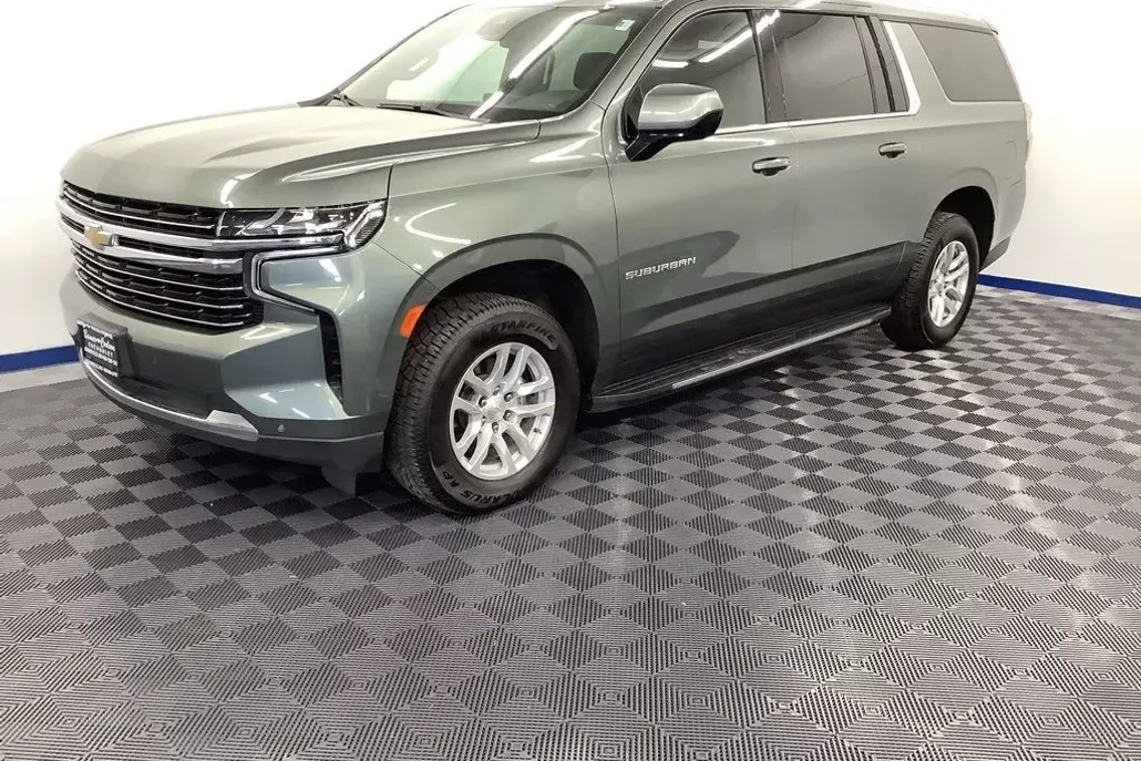 2023 Chevrolet Suburban LT photo 1
