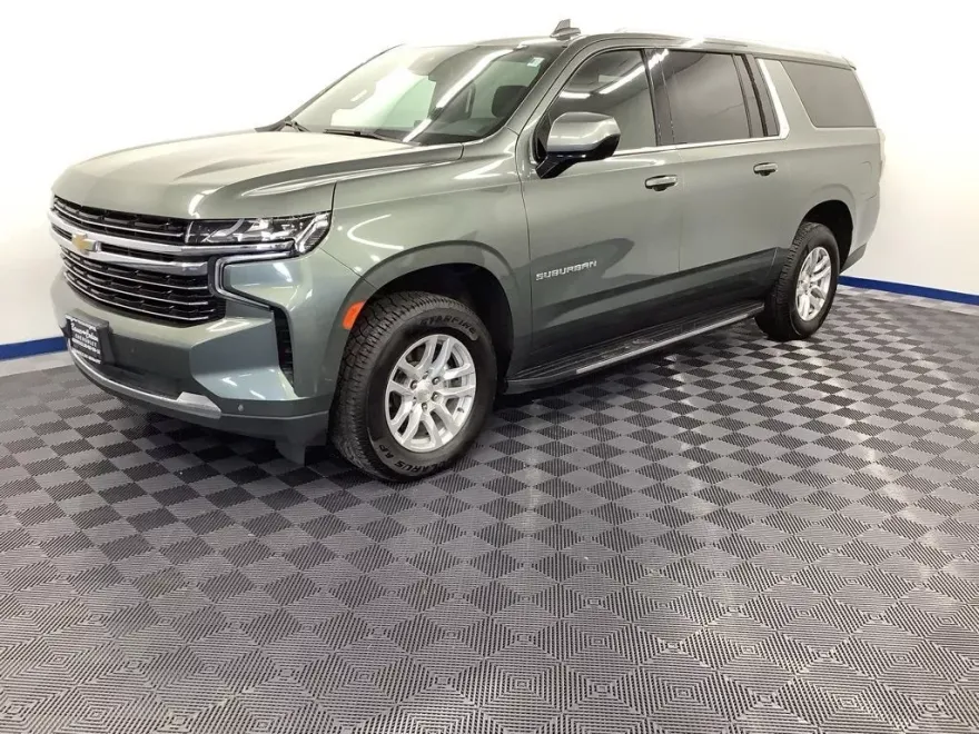 2023 Chevrolet Suburban LT photo 1