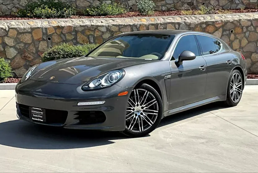 2016 Porsche Panamera S photo 1