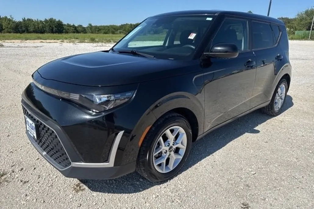 2023 Kia Soul LX photo 1
