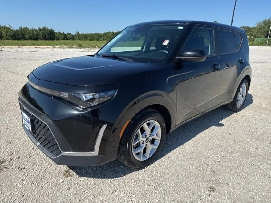 2023 Kia Soul LX photo 1