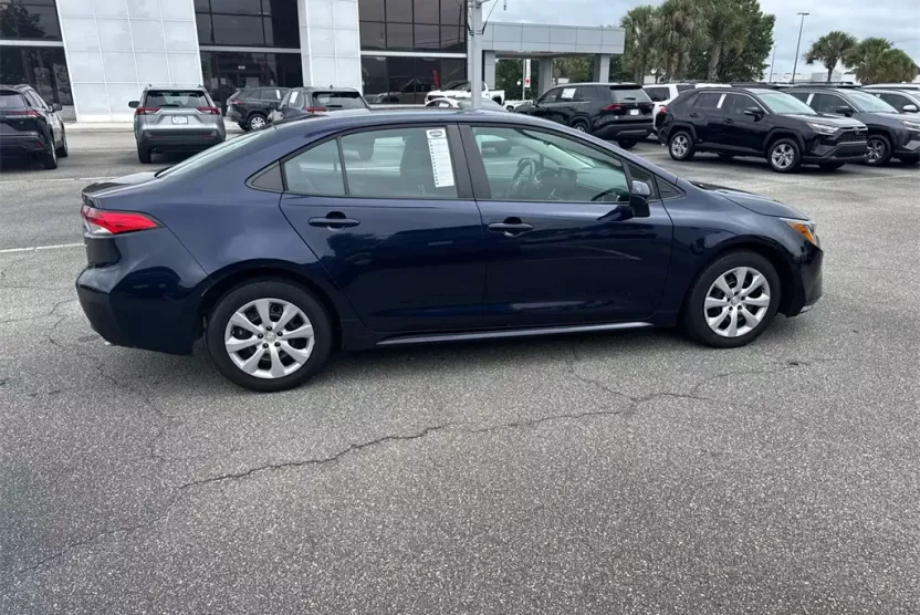 2023 Toyota Corolla LE photo 1
