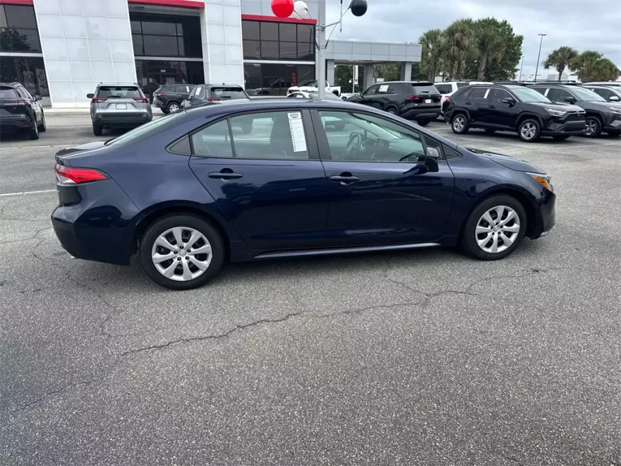 2023 Toyota Corolla LE photo 1