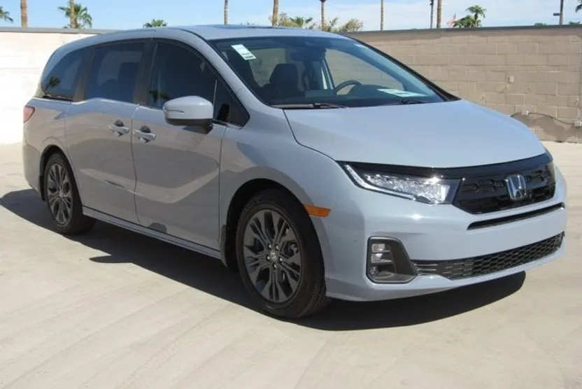 2026 Honda Odyssey Touring photo 1