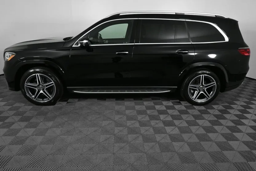 2025 Mercedes Benz GLS 450 4MATIC photo 1