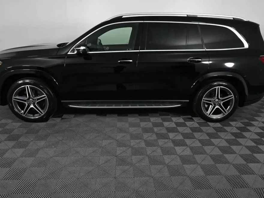 2025 Mercedes Benz GLS 450 4MATIC photo 1