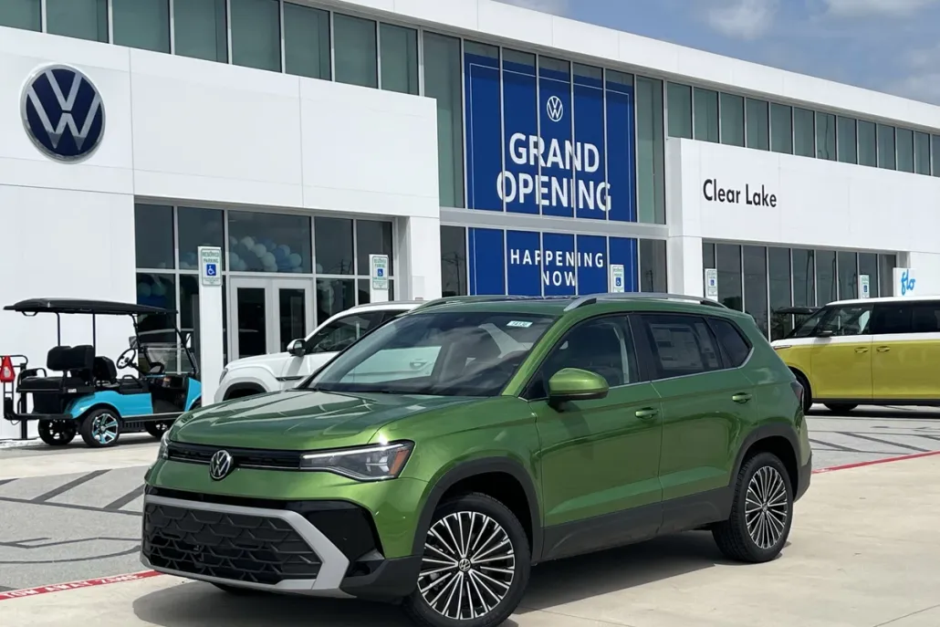 2025 Volkswagen Taos SE photo 1