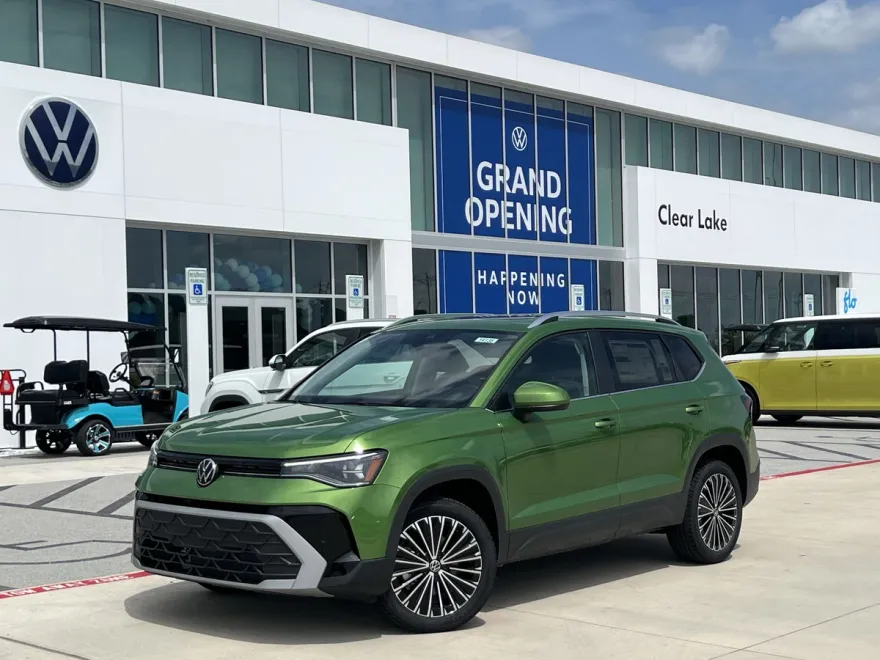 2025 Volkswagen Taos SE photo 1