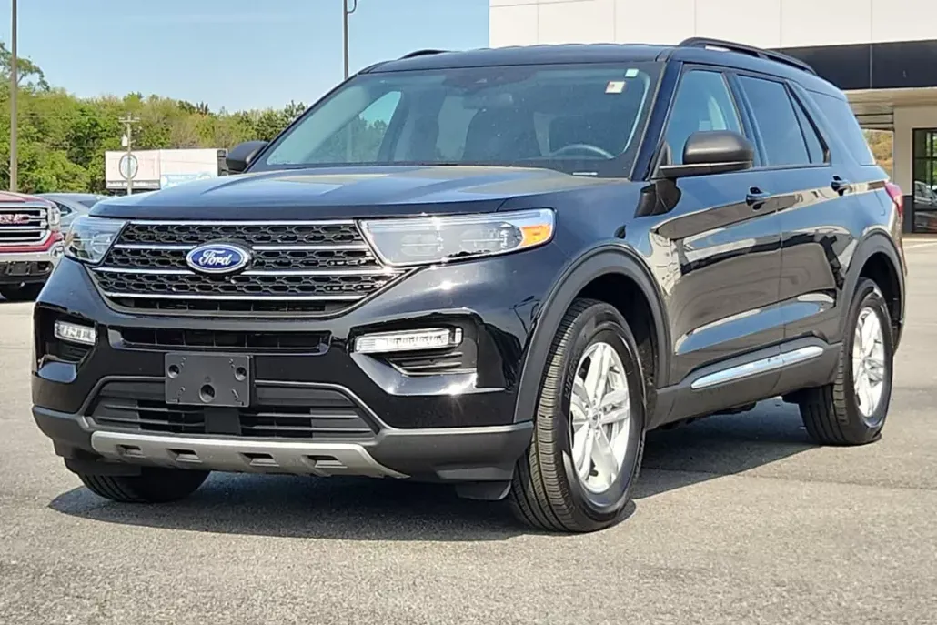 2023 Ford Explorer XLT photo 1