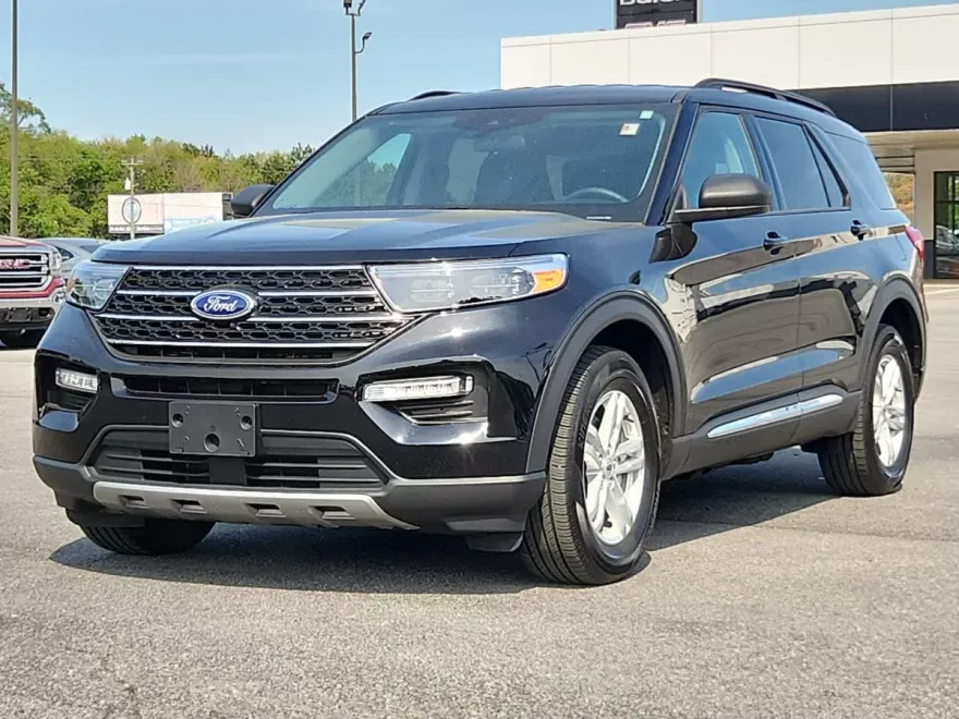 2023 Ford Explorer XLT photo 1