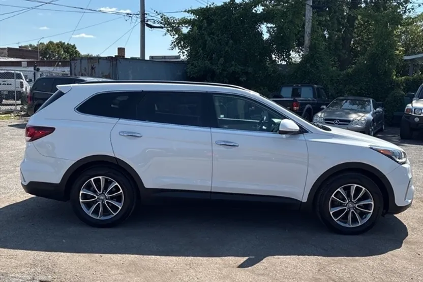 2017 Hyundai Santa Fe SE photo 1