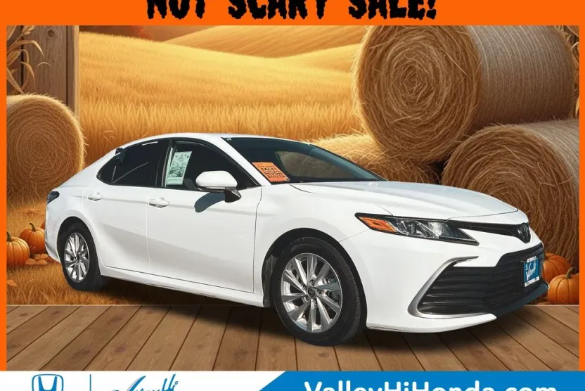 2023 Toyota Camry LE photo 1