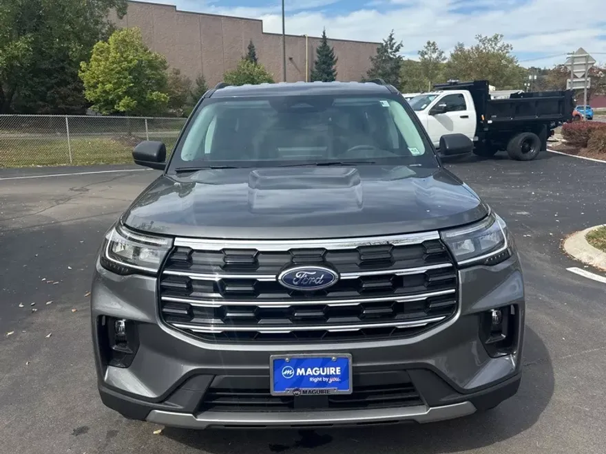 2025 Ford Explorer photo 1