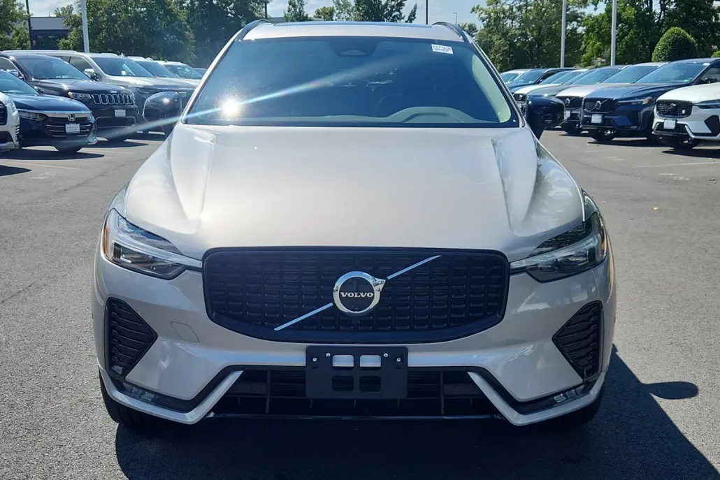 2025 Volvo XC60 B5 Plus photo 1