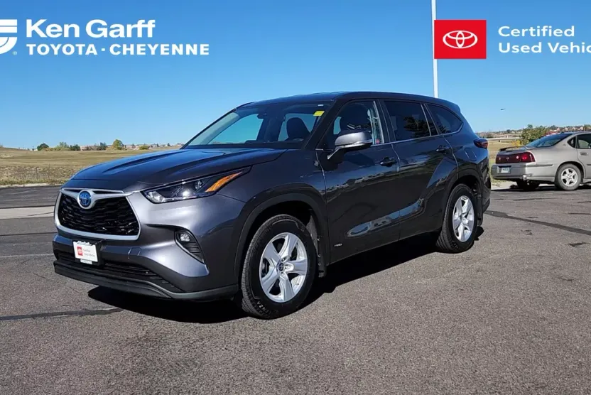 2024 Toyota Highlander Hybrid LE photo 1