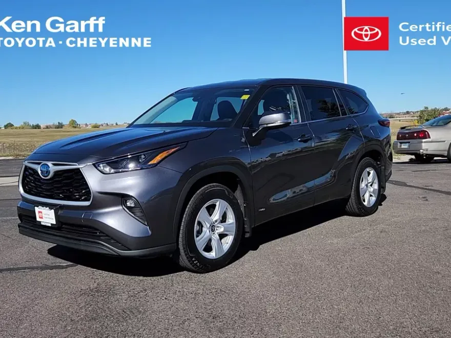 2024 Toyota Highlander Hybrid LE photo 1
