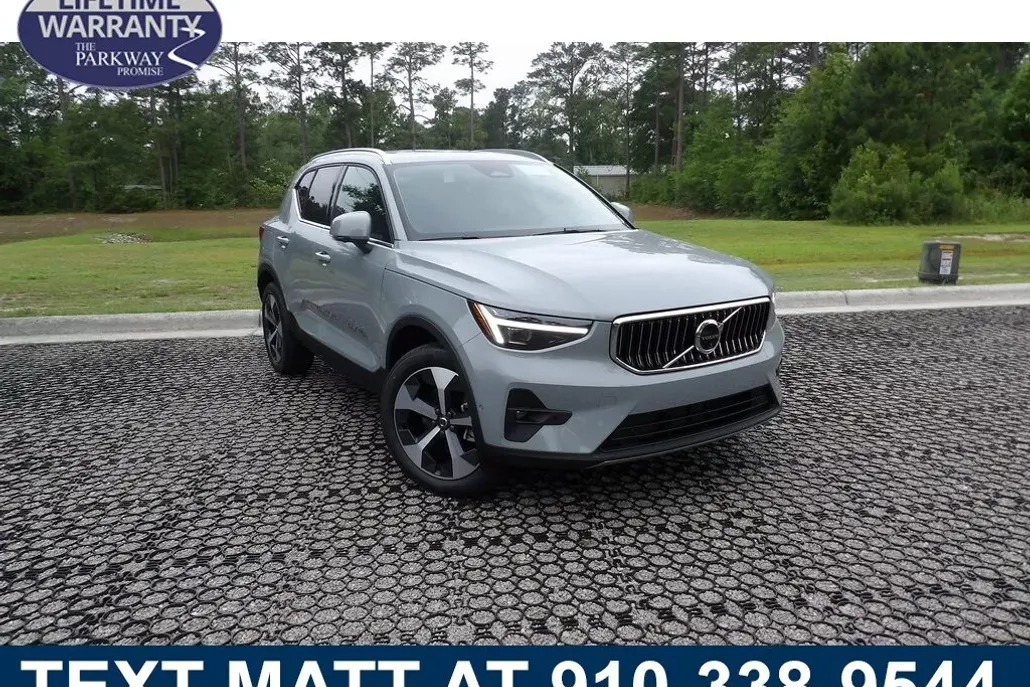 2025 Volvo XC40 Plus photo 1