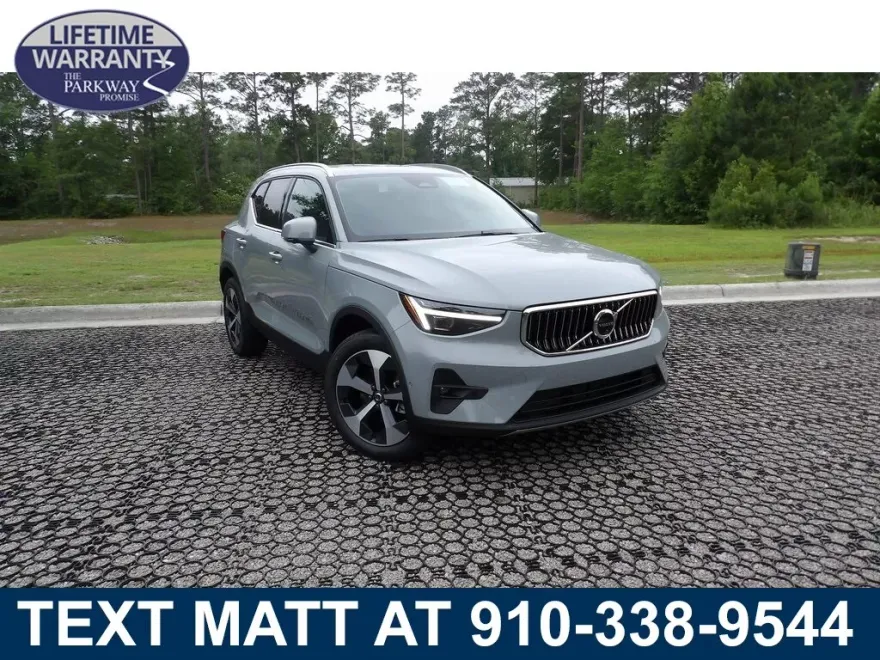 2025 Volvo XC40 Plus photo 1