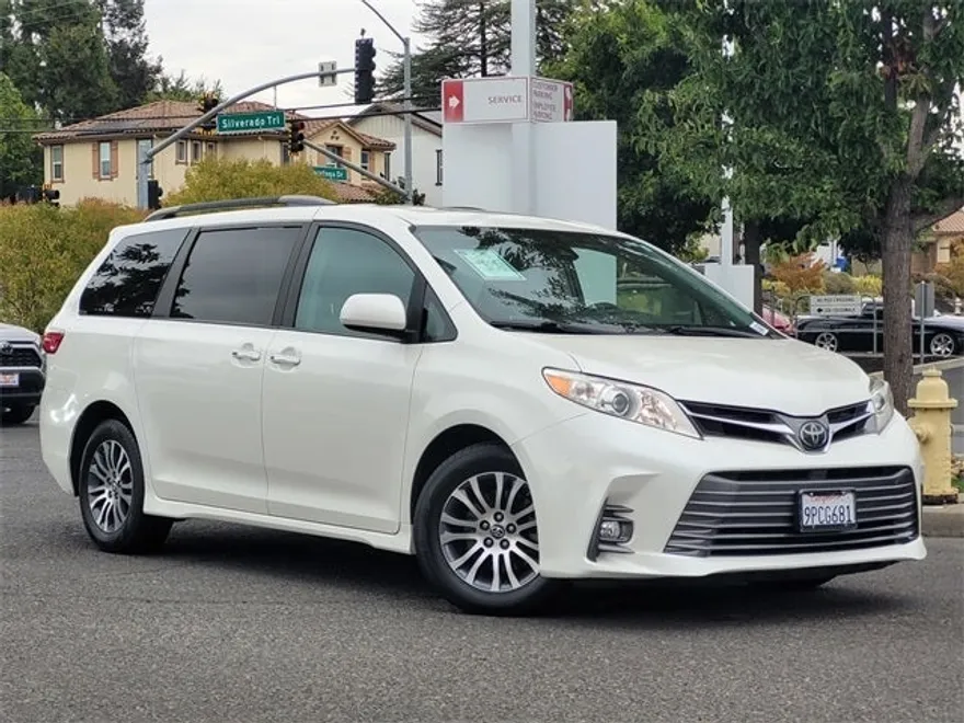 2018 Toyota Sienna XLE photo 1