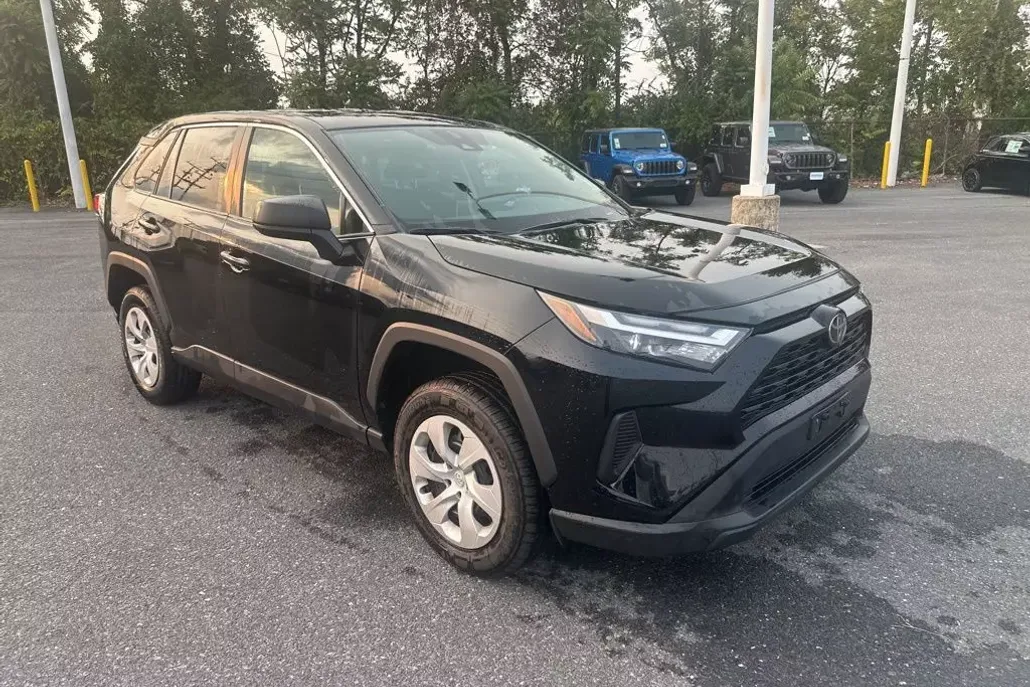 2023 Toyota RAV4 LE photo 1