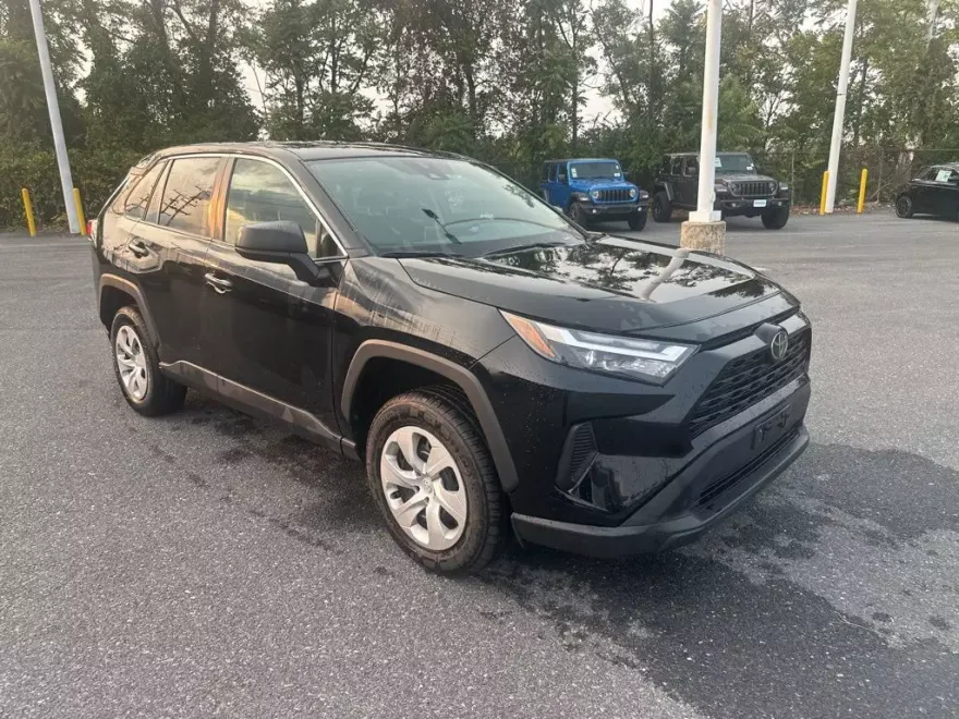2023 Toyota RAV4 LE photo 1
