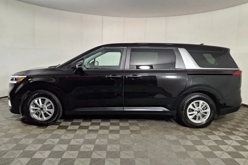 2023 Kia Carnival LX photo 1