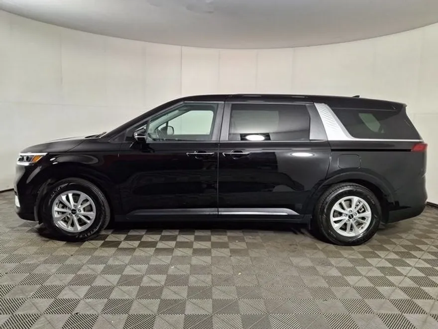 2023 Kia Carnival LX photo 1