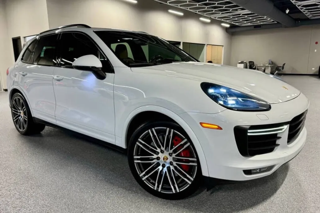 2016 Porsche Cayenne Turbo photo 1