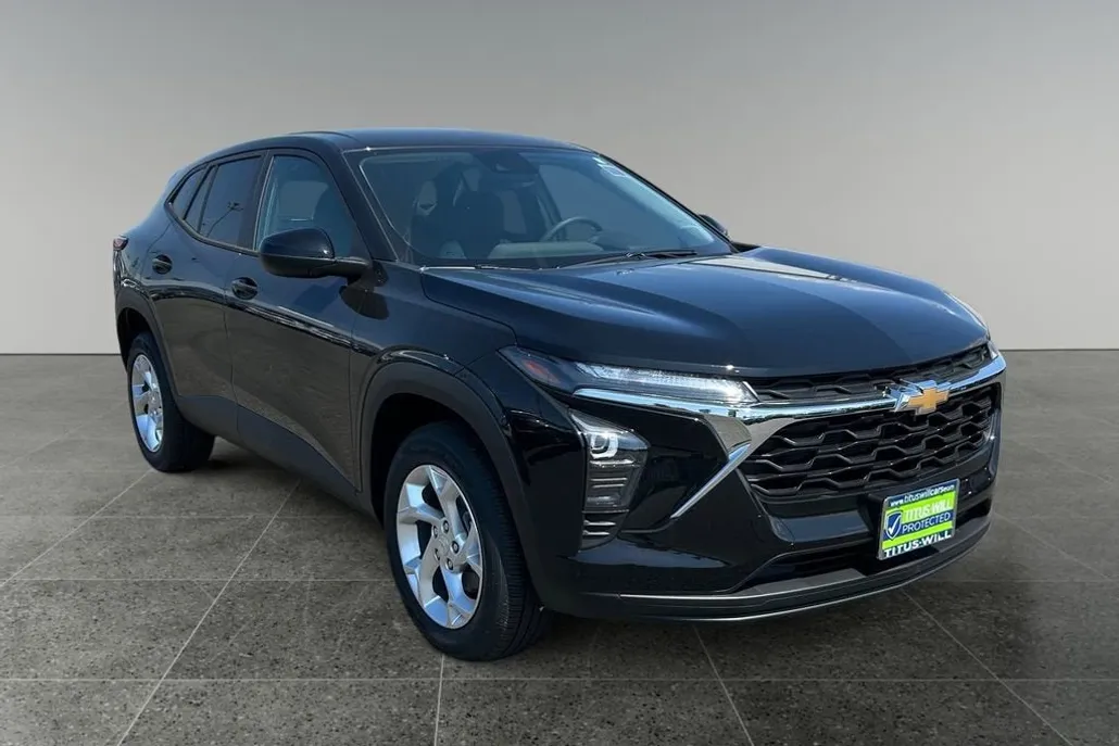 2025 Chevrolet Trax LS photo 1