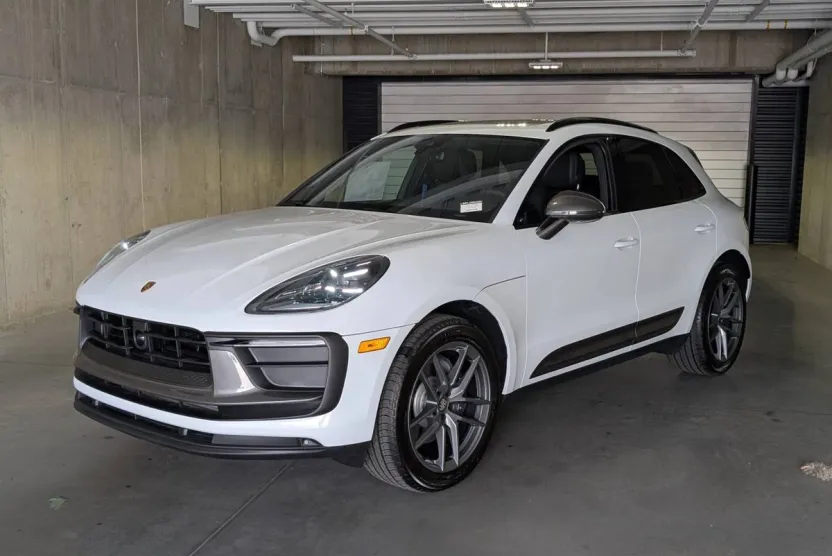 2025 Porsche Macan T photo 1