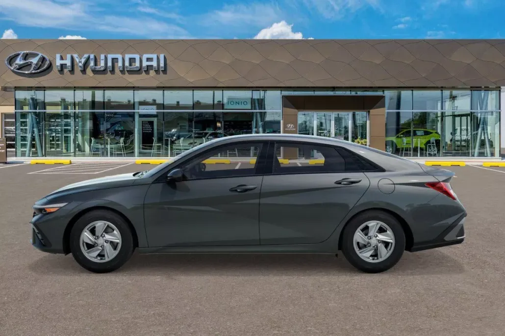 2025 Hyundai Elantra SE photo 1