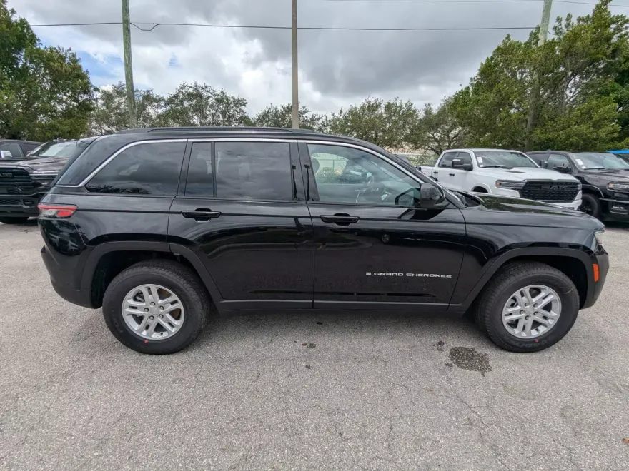 2025 Jeep Grand Cherokee Laredo Altitude photo 1
