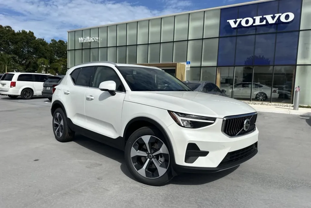 2025 Volvo XC40 Core AWD photo 1