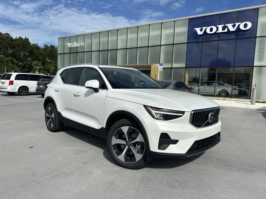 2025 Volvo XC40 Core AWD photo 1