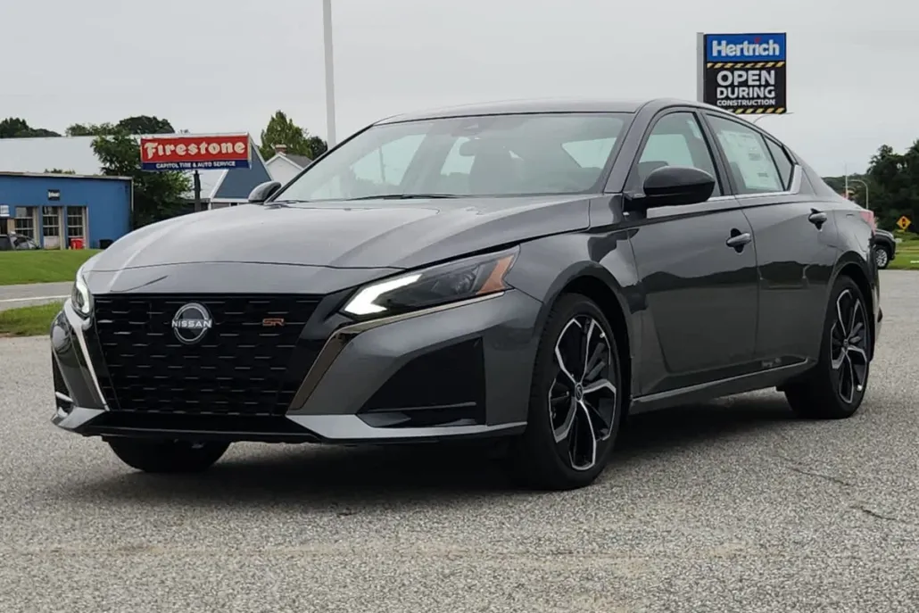 2025 Nissan Altima SR photo 1
