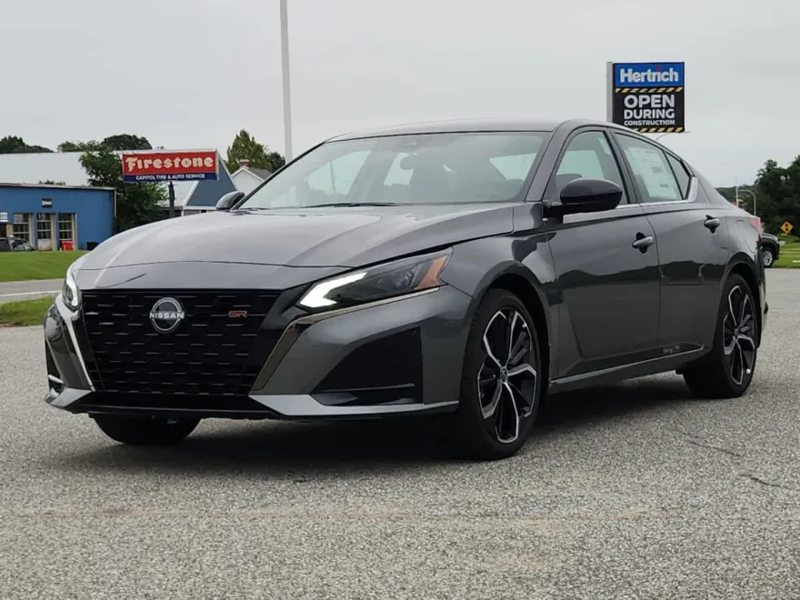 2025 Nissan Altima SR photo 1