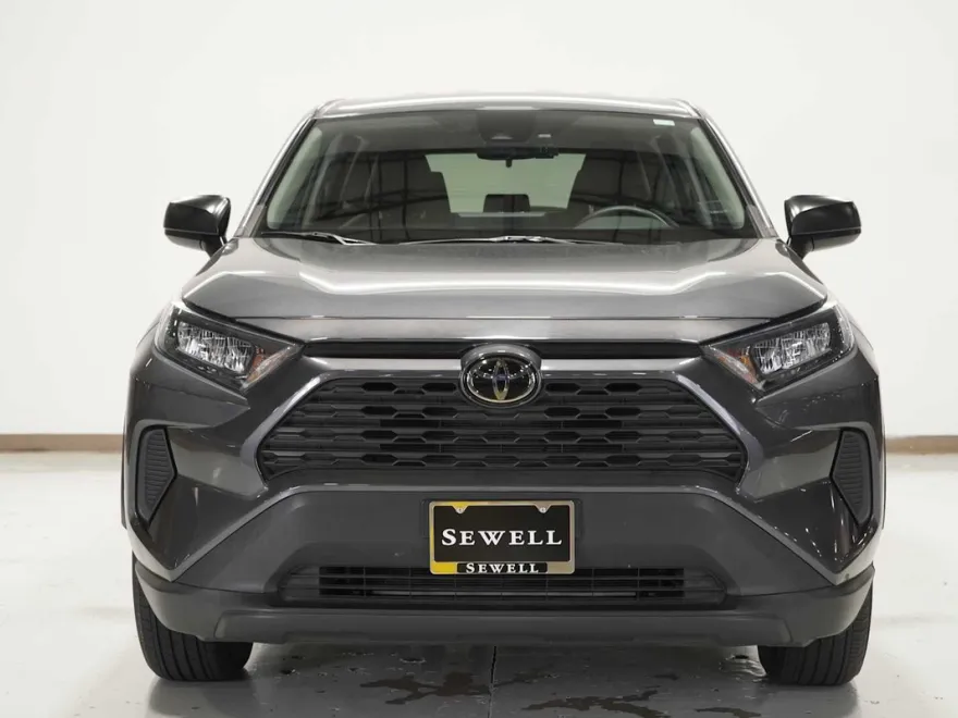2022 Toyota RAV4 LE photo 1