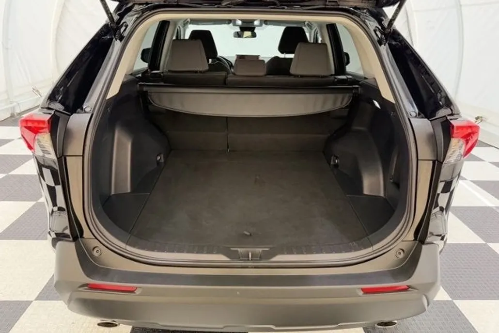 2025 Toyota RAV4 Hybrid XLE photo 1