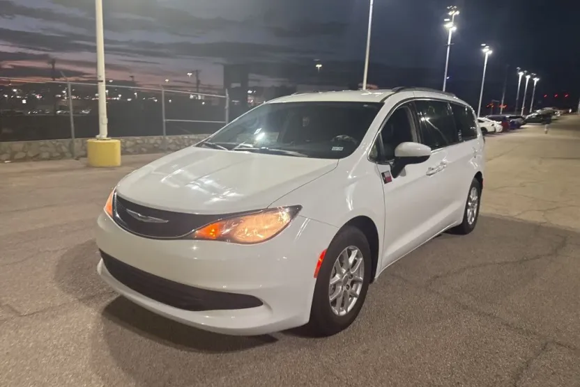 2020 Chrysler Voyager LXi photo 1
