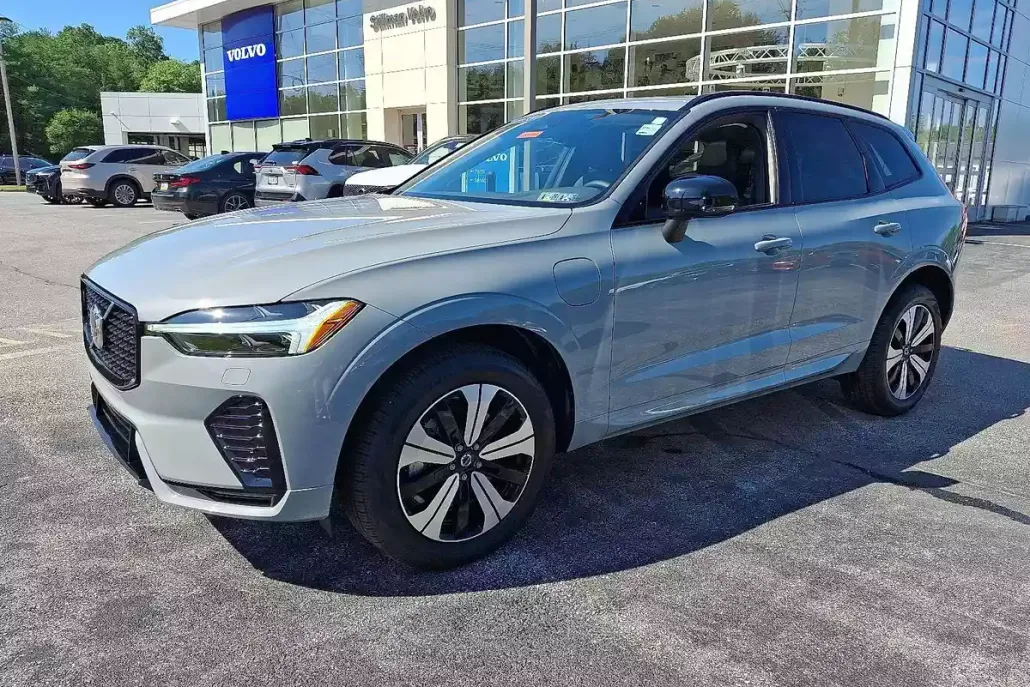 2025 Volvo XC60 Hybrid T8 eAWD Core photo 1