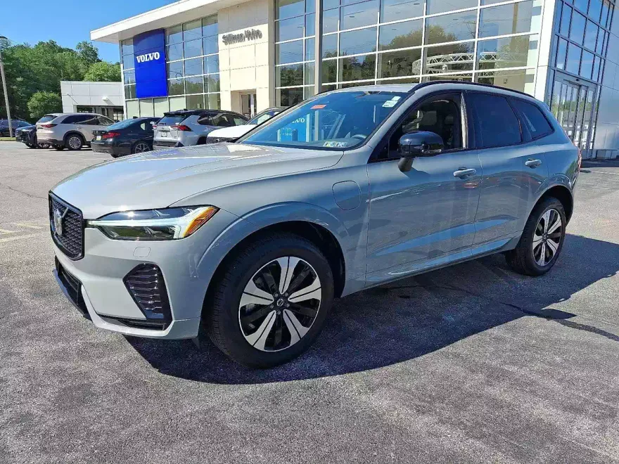 2025 Volvo XC60 Hybrid T8 eAWD Core photo 1