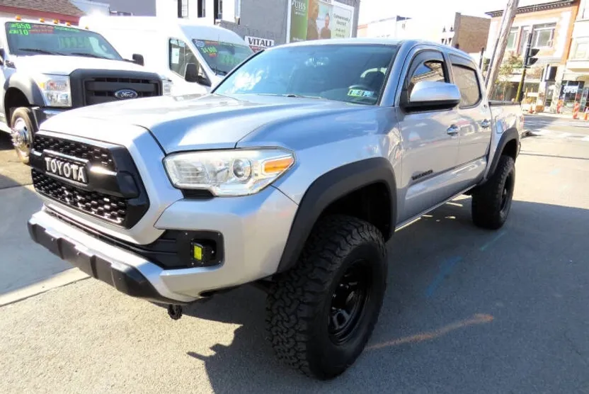 2017 Toyota Tacoma SR5 V6 photo 1