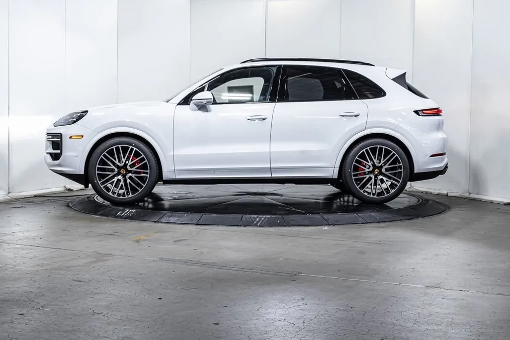 2025 Porsche Cayenne S photo 1