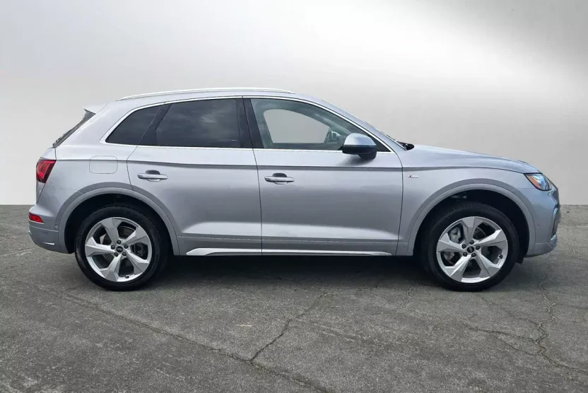 2024 Audi Q5 45 S line Prestige photo 1