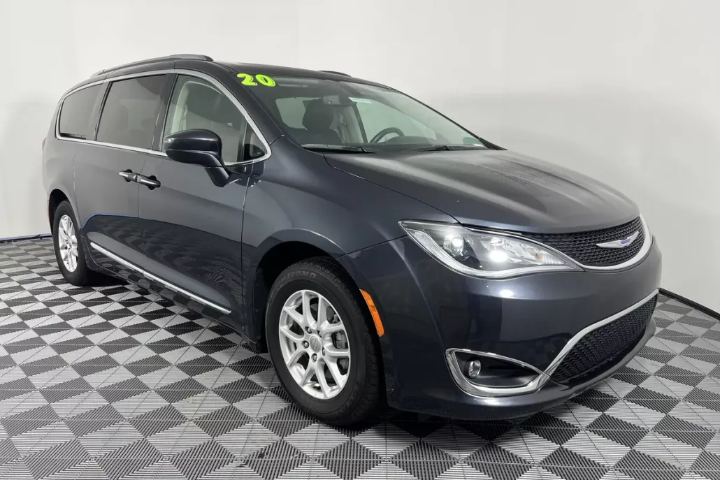 2020 Chrysler Pacifica Touring L photo 1