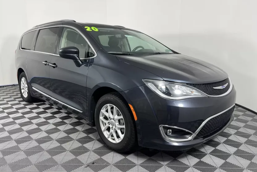 2020 Chrysler Pacifica Touring L photo 1